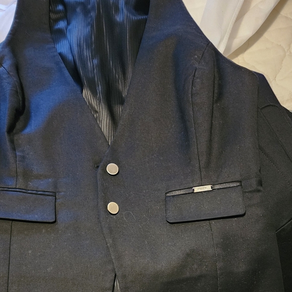 Vest - Picture 7 of 8